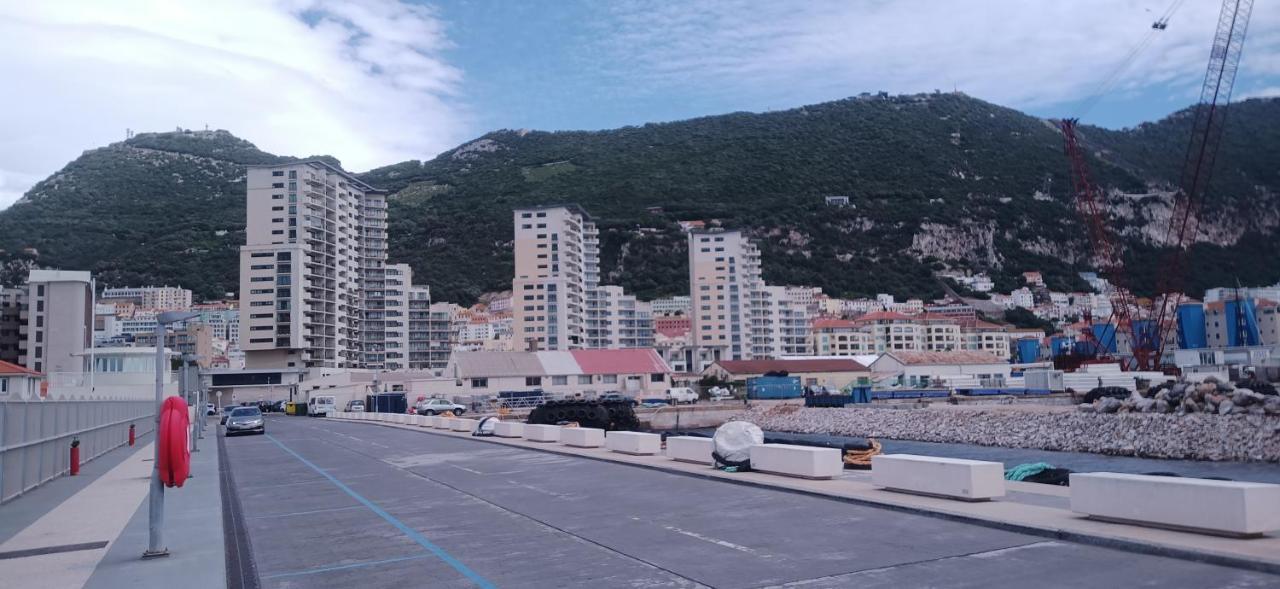 Kings Wharf Quay29 - Large Studio Apartment With 3 Pools - Gym - Rock Views - Holiday And Short Let Apartments In Gibraltar Ngoại thất bức ảnh